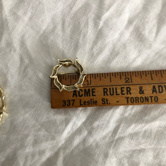 Vtg Gerry’s Leaf Wreath Shaped Brooch Pair - Picture 7 of 14